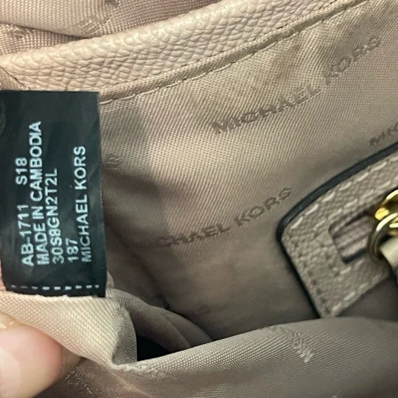 Michael Kors Tote Bag with Structured Design and Smooth Leather - Picture 9 of 14